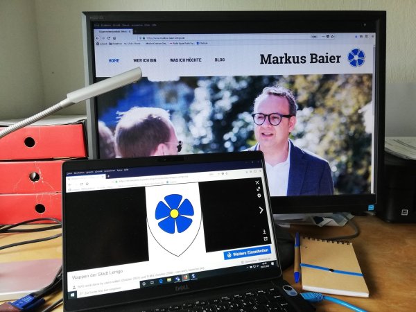 Bürgermeisterkandidat Markus Baier verwendet auf seiner Homepage (hinten) ein Logo, dass der Blume des Lemgoer Stadtwappens ähnelt. - © Carolin Brokmann-Förster