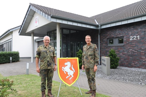 Brigadegeneral Stephan Willer (rechts) begrüßt Generalleutnant Johann Langenegger zum Dienstaufsichtsbesuch in Augustdorf. - © Bundeswehr/ Nicolai Ulbrich