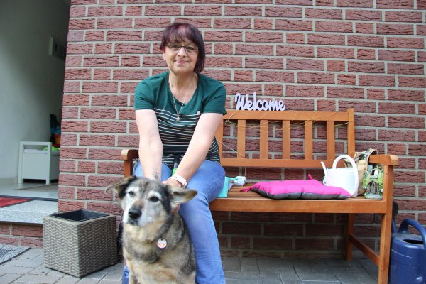 Tierschützerin Nicole Giebert mit ihrer 17 Jahre alten Hündin "Ciara". - © Kirsten Fuhrmann