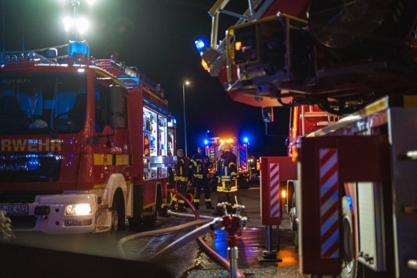 Die Feuerwehr in Oerlinghausen musste eine brennende Hecke löschen. - © Freitag TV