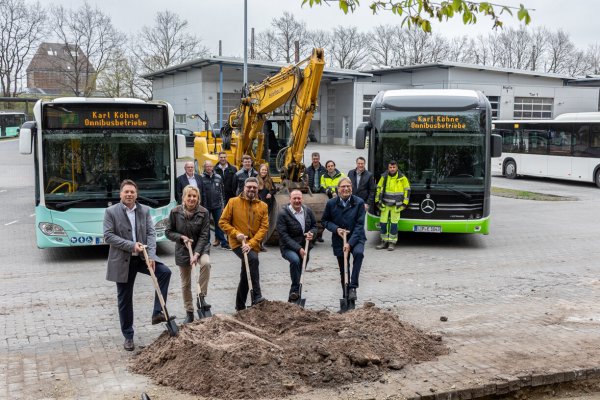 Bürgermeister Frank Hilker , Dr. Ute Röder (Kreis Lippe), Christian Nicke (SVD), Sven Oehlmann (Köhne) und Jörg Karlikowski (Stadtwerke, von links) setzten den ersten Spatenstich für die Errichtung der Infrastruktur für Elektrobusse. - © Torben Gocke