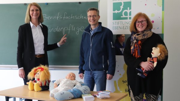 Geschäftsführerin Maike Krüger (von links), der stellvertretende Schulleiter Kai Züchner und Klassenlehrerin Dagmar Brand freuen sich auf den Start des neuen Bildungsganges Kinderpflege. - © Eben-Ezer