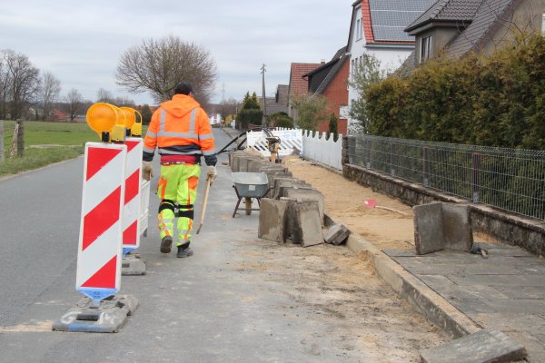 Derzeit lässt die Telekom im Neudörnweg in Billinghausen Leitungsarbeiten durchführen. - © Cordula Gröne