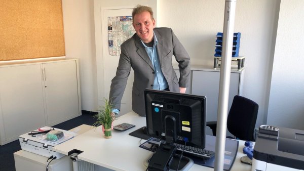 Markus Rausch stellt eine erste Pflanze in das neue Büro der BSUSD-Fraktion an der Benzsztraße. Seine ehemalige Partei, die CDU, residiert ein Stockwerk höher. Foto: Sven Kienscherf - © Sven Kienscherf