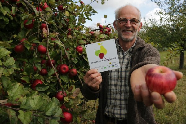 Ulrich Kuhlmann freut sich über die Auszeichnung seiner Streuobstwiese durch das „Netzwerk Streuobstwiesenschutz.NRW". - © Till Sadlowski