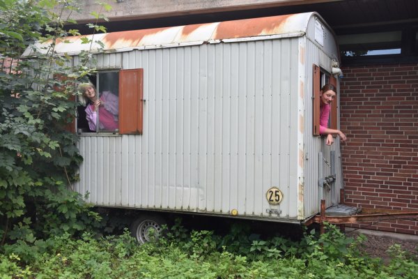 Blicken voller Vorfreude aus dem Bauwagen: Dr. Claudia Hammann (links) und Stefanie Süß von der Realschule Lage. - © Jörn Fries