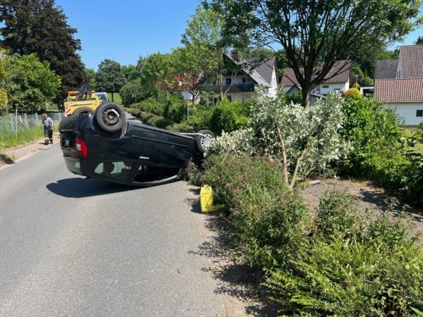 Das Fahrzeug landete auf dem Dach. - © Cordula Gröne