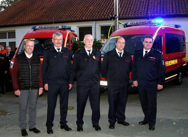 Bürgermeister Mario Hecker, Wehrführer Udo Knaup, die LG-Führer Frank Wollmuth und Andreas Wagner sowie der stellvertretender Wehrführer Michael Grüttemeier vor den neuen Mannschaftstransportwagen (von links). - © Wulf Daneyko