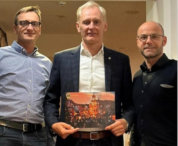 Martin Micheely, Vize-Präsident und Mitleiter des Projekt-Teams, Präsident Joachim Markus und Kalender-Team-Leiter Tobias Hübner (von links) präsentieren den neuen Lions-Kalender. - © Lions Club Bad Salzuflen