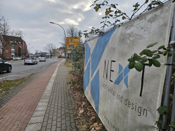 Seit Jahren gibt es den Bauzaun um das Grundstück am Werre-Ufer, dort soll ein Ärztehaus gebaut werden. Eine Mehrheit im Rat der Stadt Lage begrüßt das, aber ob die Stadt dort einsteigt und eine Fläche anmietet, ist noch nicht entschieden. - © Astrid Sewing