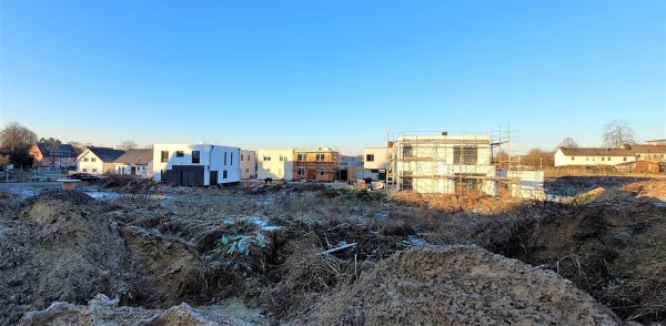 Am Vogelsang wird gebaut: die Einzel- und Doppelhäuser stehen zum großen Teil. Jetzt folgen noch zwei Mehrfamlienhäuser, die an Vogelsang und Wilmersiek entstehen. Vermutlich komplett als geförderter Wohnungsbau. - © Katrin Kantelberg