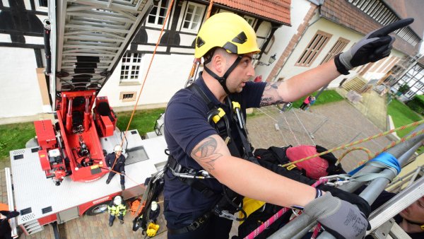 Feuerwehrmann Doran Friedrichs lässt den Dummy an einem Flaschenzug nach unten - © Nicole Ellerbrake