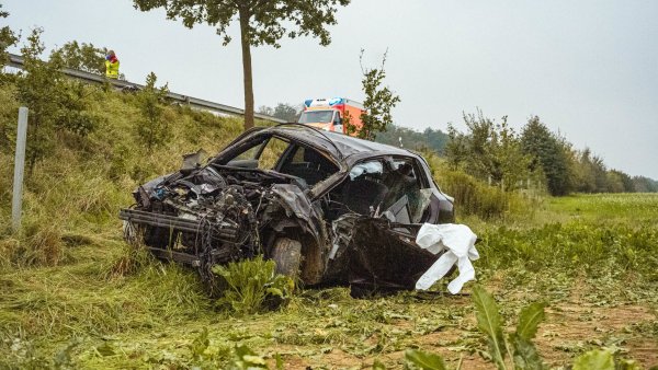 Der Nissan Juke wurde bei dem Unfall vollkommen zerstört. - © FREITAG-TV