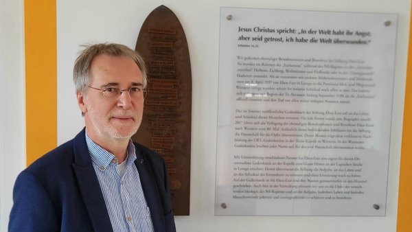 Die Stele im Foyer im Verwaltungshaus von Eben-Ezer erinnert an die Bewohner, die von den Nazis deportiert und ermordert wurden. Für Udo Zippel eine wichtige Mahnung, gerade auch angesichts der aktuellen Krisen. - © Katrin Kantelberg