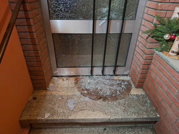Am ersten Weihnachtsfeiertag soll der Briefkasten vor dem Haus eines bekannten Rechtsextremen aus Lippe in die Luft gegangen sein. Das Foto zeigt die zersplitterte Scheibe nach dem Vorfall. - © LZ-Redaktion