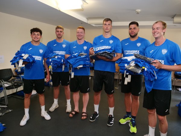 Thomas Houtepen (von links), Leon Goldbecker, Nicolai Theilinger, Oleksii Tomashevskyi, Leos Petrovsky und Leve Carstensen wurden bei der Einkleidung schwer bepackt. - © Jörg Hagemann