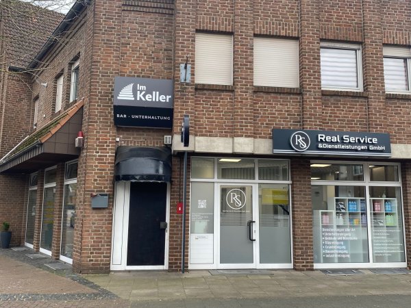 Diese unscheinbare Tür in einem Wohn- und Geschäftshaus an der Achtermannstraße im Kreis Gütersloh führt zu der Kellerbar. - © Markus Voss