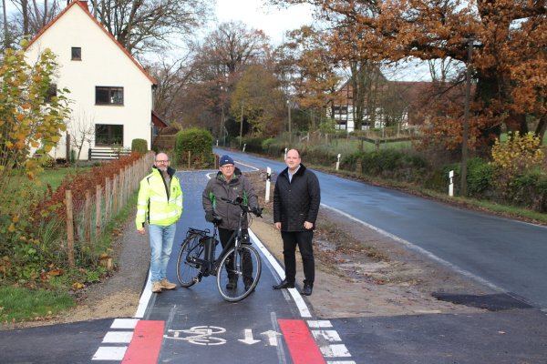 Stehen am Bürgerradweg: (von links) Fachbereichsleiter für Bauen und Stadtentwicklung Detlef Wehrmann, Ortsvorsteher Lothar Vogt und Bürgermeister Christoph Dolle. - © Stadt Blomberg