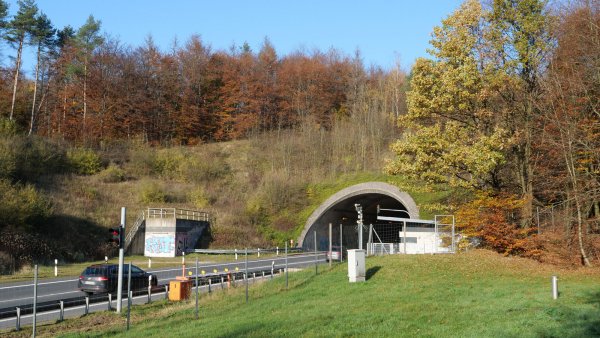 Der Tunnel unter dem Menkhauser Berg ist knapp 26 Jahre alt. Bisher wurde er alle sechs Monate überprüft. Jetzt soll er generalsaniert werden, was für Verkehrsteilnehmer eine hohe Belastung bedeutet. Foto: Martin Düsterberg - © Martin Düsterberg