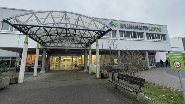 Der Klinikum-Standort Lemgo soll nach den Plänen, die der Landrat jüngst vorstellte, deutlich schrumpfen. Viele Abteilungen sollen nach Detmold umziehen. - © Silke Buhrmester