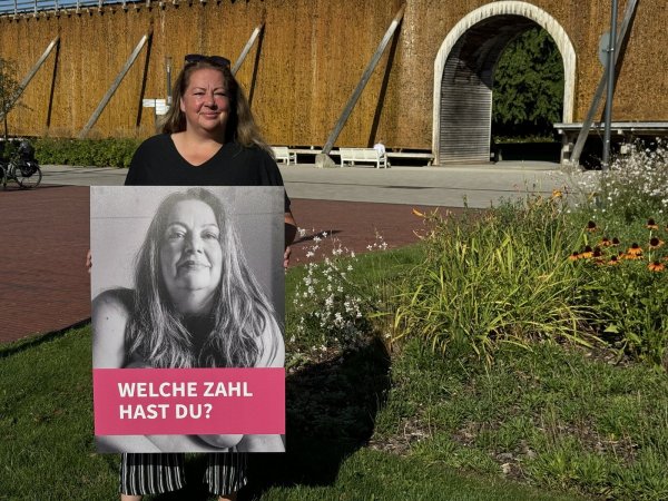 Sabine Mirbach sucht Brustkrebspatienten, die "dem Krebs ein Gesicht geben", wie sie sagt. - © Sven Kienscherf