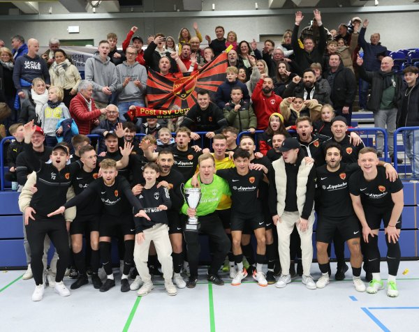 Der Post-TSV Detmold feiert mit seinen Fans den LZ-Cup-Triumph. - © Paul Cohen(LZ)