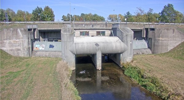 Die Schleusenanlage des Bega-Rückhaltebecken in Höhe Hölsen. Oberhalb verläuft die Ostwestfalenstraße. Die Verkehrsteilnehmer dort können die imposante Anlage nicht sehen. - © Werre-Wasserverband