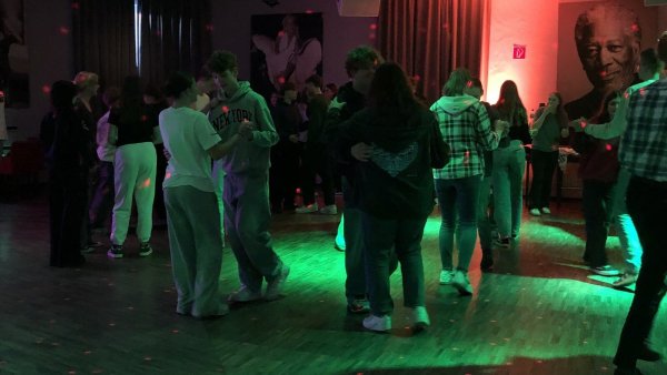 Bei den Jugendkursen der Tanzschule Fricke tanzen die jungen Menschen in Paaren miteinander. Der Raum ist dabei etwas dunkler, und die Musik ist lauter als in den Erwachsenenkursen. - © Chiara Wibbeke
