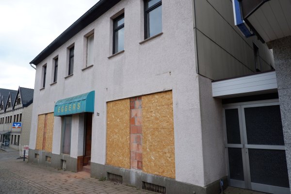 Acht Wohnungen für Geflüchtete entstehen im Gebäude an der Mittelstraße. Dass die Kosten für den Umbau nun doch erheblich gestiegen sind, bringt die Politik ins Grübeln. - © Lorraine Brinkmann