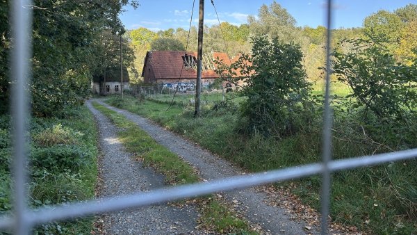 Der alte Meiereihof der ehemaligen Aktienbrauerei Falkenkrug verfällt zusehends. Des Gelände ist eingezäunt und nicht zu betreten. - © Alexandra Schaller