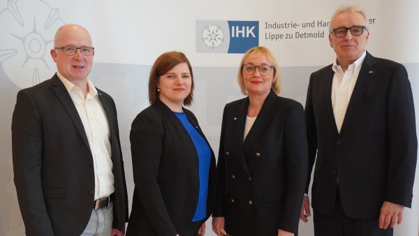 Der Präsident der IHK Lippe, Volker Steinbach (von rechts), hat zusammen mit der IHK-Hauptgeschäftsführerin Svenja Jochens sowie Christina Flöter und Martin Raithel (beide IHK Lippe) die Ergebnisse der Umfrage vorgestellt. - © Michaela Weiße