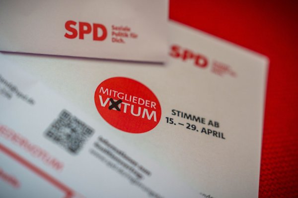 Die SPD-Mitglieder stimmen in diesen Tagen über den Koalitionsvertrag ab – jetzt regt sich Widerstand. - © Michael Kappeler/dpa