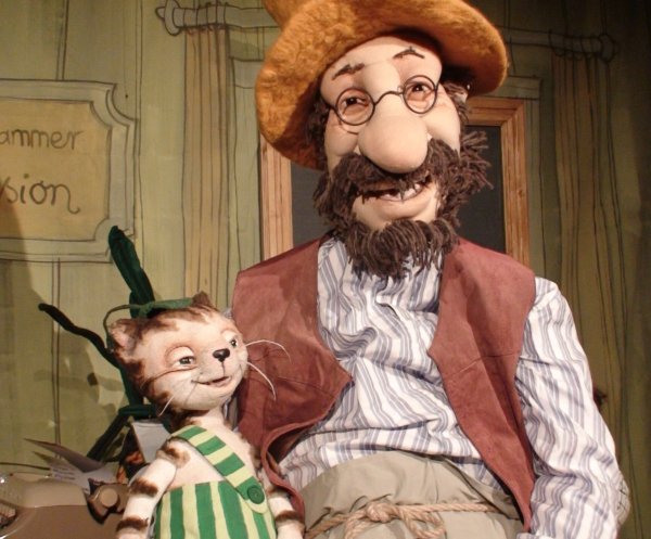 Ein sympathisches Duo gastiert im Detmolder Sommertheater: Pettersson und Findus. - © Theater con Cuore