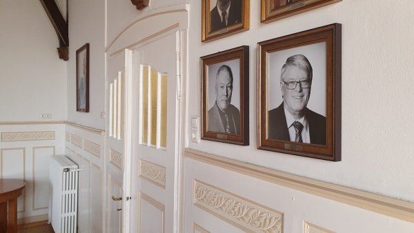 Die Galerie der ehemaligen Bürgermeister im Barntruper Rathaus mit Prof. Paul Harff (links) und Herbert Dahle. - © Tobias Hölscher/Stadt Barntrup