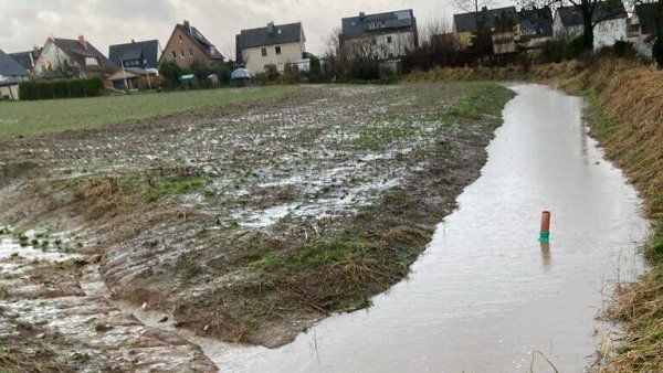 Der Muldendamm oberhalb der Mittelstraße in Klüt erfüllt seine Funktion. - © Stadt Detmold