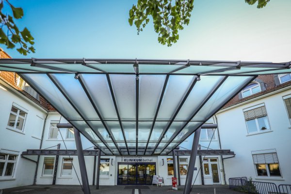 Die Vergewaltigungsserie im Evangelischen Klinikum Bethel ist wahrscheinlich in ihrer Dimension und im Hinblick auf die Opferzahl eines Einzeltäters einer der größten Fälle in der deutschen Kriminalgeschichte. Noch immer ist er nicht komplett aufgearbeitet. - © Sarah Jonek