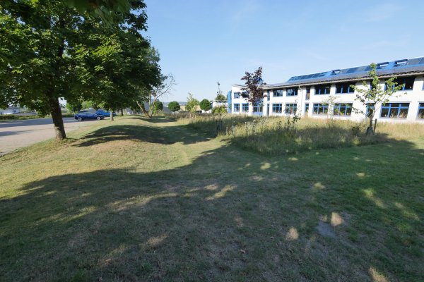 Dem Gymnasium in Horn fehlen Räume. Sie sollen auf dem Grünstreifen zwischen dem jetzigen Schulgebäude und dem Parkplatz angebaut werden. - © Archivfoto: Jost Wolf