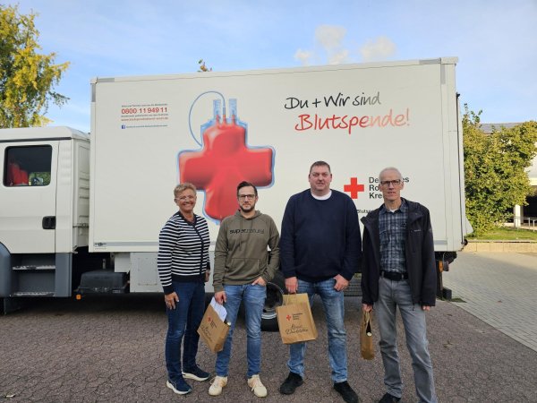 Gisela Rösler, die für das Deutsche Rote Kreuz bereits seit vielen Jahren die Blutspende-Aktion organisiert, bedankt sich mit einem Geschenk bei Maik Molkentin-Grote für 25 Blutspenden, Stefan Schapeler hat die 100 voll gemacht und Stefan Hunke die 125 Blutspende abgegeben. - © Astrid Sewing