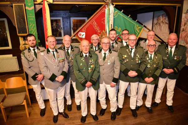 Die Geehrten v.l.: Jendrik Thomas, Wolfgang Leifholz, Eckhard Strüber, Christian Müller, Heinz-Jürgen Ridder, Michael Wittek, Dennis Begemann, Michael-Udo Müller, Dieter Tölle, Uwe Begemann, Wolfgang Bunte und Martin Mühl. - © Nicole Ellerbrake