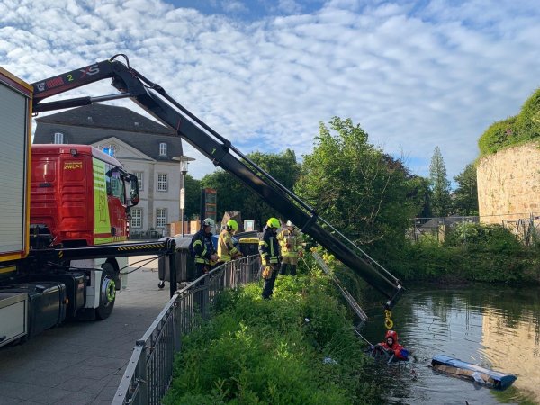 Die Feuerwehr holt die Tonnen aus dem Schlossgraben. - © C.Rieks