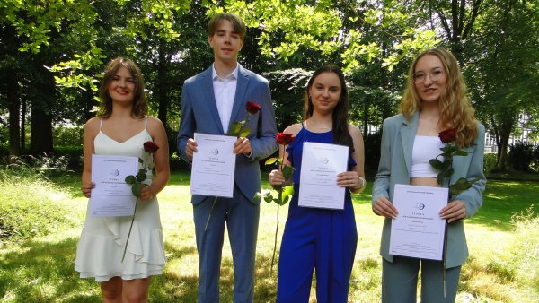 Die Corona-Krise konnte ihnen nichts anhaben, und sie haben ihre schulische Stella Voß (von links, Note 0,9), Ricco Peris, Xenia Depperschmidt und Melanie Malzew (alle mit der Durchschnittsnote 1,3) haben Glanzleistungen erbracht. - © Hajo Gärtner