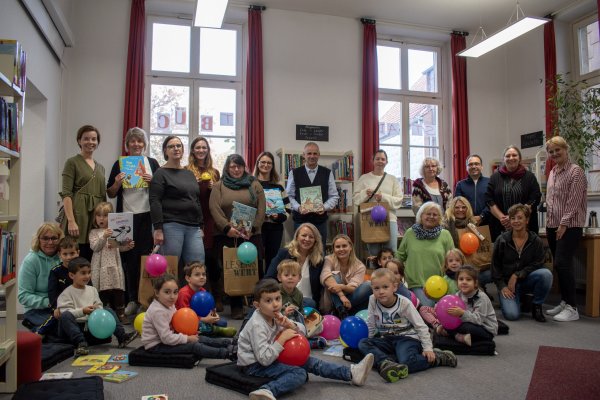 Freuten sich bei einem Termin im Vorfeld auf das Projekt: Kirsten Nolte (Zweite oben von links), Jasmin Ens (Vierte von links), Annika Keine (Sechste von links), Heinz-Dieter Krüger Siebte von links), Janine Tölle ( Zweite oben von rechts) und Margit Monika Hahn (Mitte) mit Kindern, Kita-Leitungen und Mitarbeiterinnen des Gesundheitsamtes. - © Bildrechte: Stadt Horn-Bad Meinberg