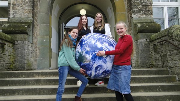 Sofia Georgia (Zweite von links) und Hannah (Dritte von links) haben Klimaforscher befragt. Anna (links) und Sophie haben die symbolische Weltkugel im Griff. ?Foto: Hajo Gärtner - © Cordula Gröne(LZ)