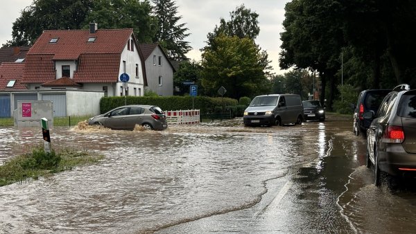 In Detmold-Klüt steht an der Lemgoer Straße/Ecke Aachener Straße reichlich Wasser auf der Straße - wie auch an vielen anderen Stellen im Ortsteil. - © Freitag TV