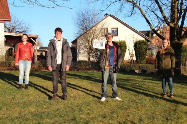 Constanze Willimczik (von links), Fabian Sturhahn, Keith Heil und Johanna Müller würden sich freuen, wenn die Idee ihrer Hütte für Jugendliche auf dem Platz zwischen den Straßen Hellweg und "Im Schling" umgesetzt werden könnte. - © Nadine Uphoff