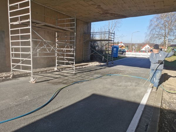 Sorgt für eine zweiwöchige Sperrung der Begaer Straße: die Brückensanierung am Ortsausgang von Alverdissen. - © Sylvia Frevert