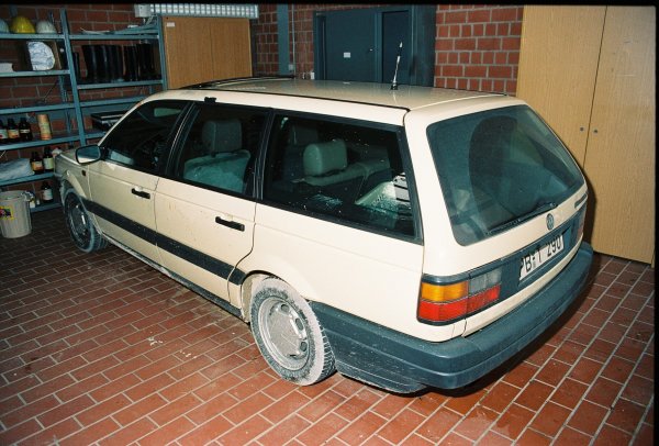 So sah der beige Passat des Opfers Johannes Funke nach der Tat in Hövelhof aus. Das Taxi fuhr ohne Taxi-Schild auf dem Dach durch den Kreis Paderborn. - © Polizei