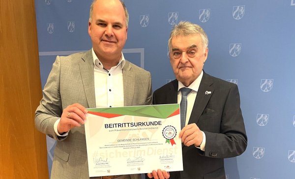 NRW-Innenminister Herbert Reul (rechts) überreichte die Urkunde an Schlangens Bürgermeister Marcus Püster. - © Gemeinde Schlangen