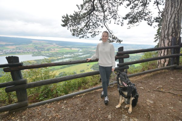 Toller Ausblick: Linken-Bundestagskandidatin Alina Wolf steht mit Hund Lucky an den Rabenklippen. - © Ralf T. Mischer