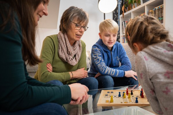 Ein ehrenamtliches Engagement kann die Generationen verbinden. Zum Beispiel dann, wenn ältere Menschen Kinder betreuen oder ihnen ihr Wissen weitergeben. - © Symbolfoto: Benjamin Nolte/dpa